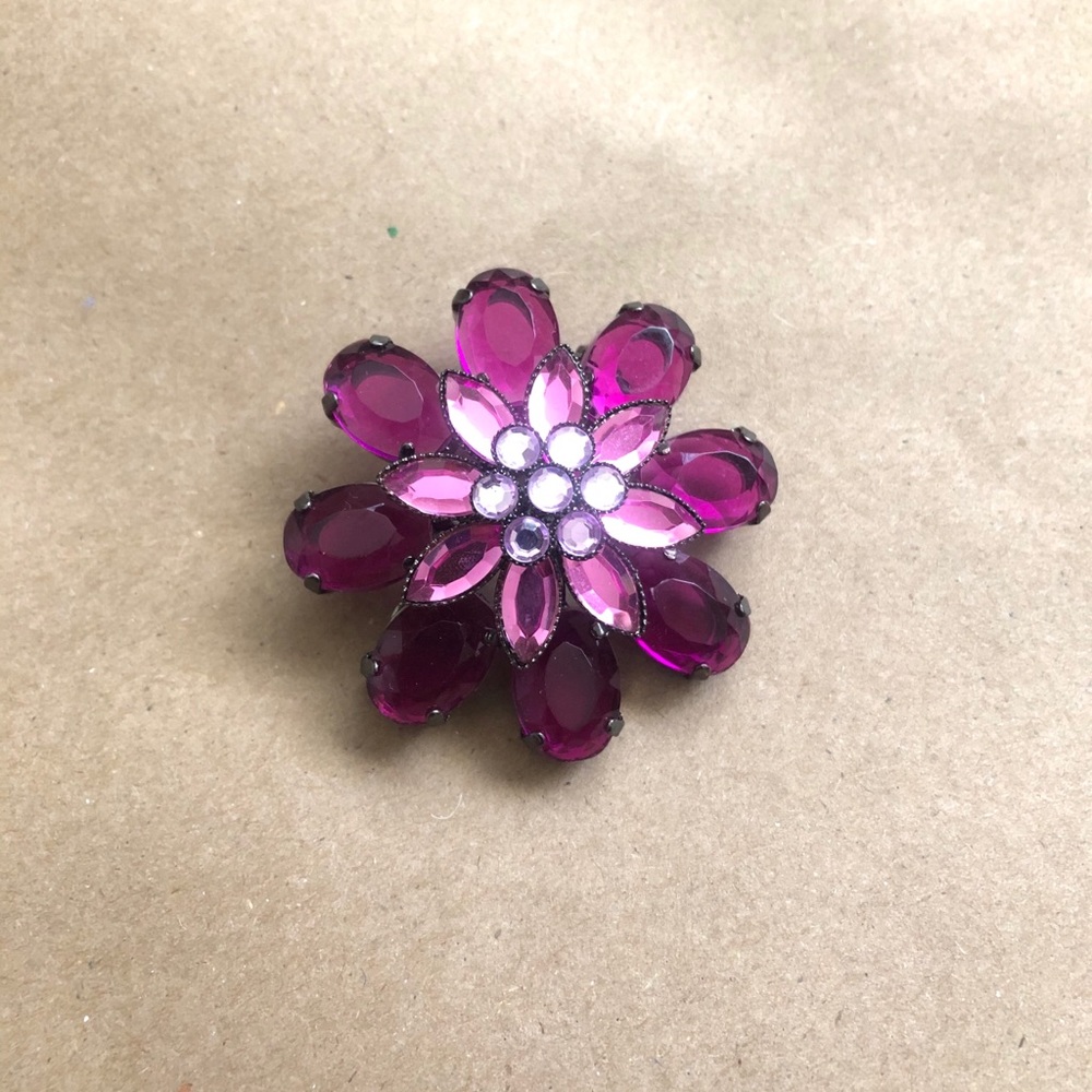 Flower burst brooch